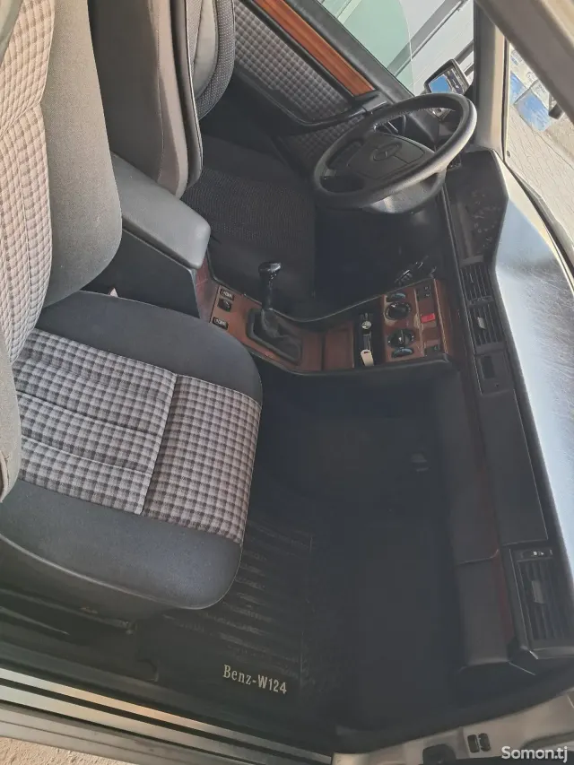 Mercedes-Benz W124 1993 · 2.5 MT