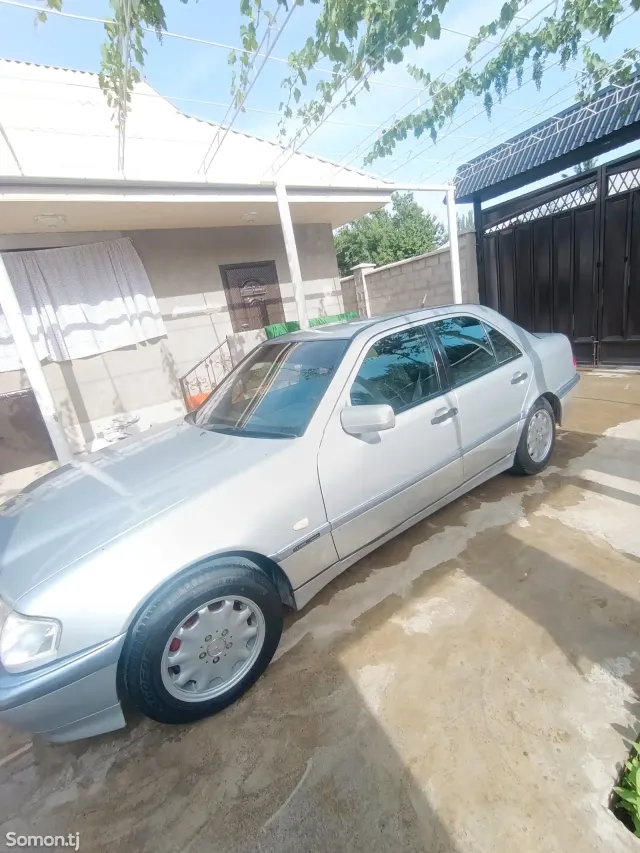 Mercedes-Benz W201 1998 · 1.6 MT