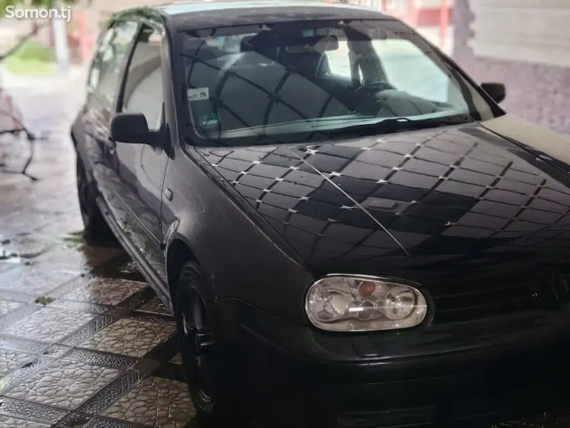 Volkswagen Golf 2001 · 1.4 MT