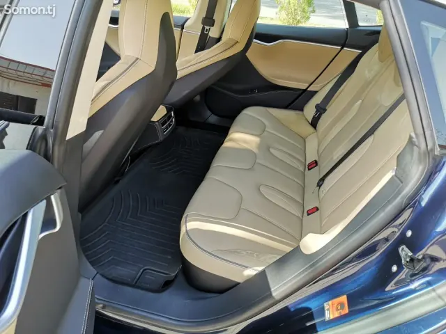 Tesla Model S 2015 · AT