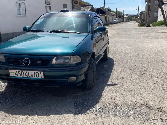 Opel Astra F 1998 · 1.6 MT
