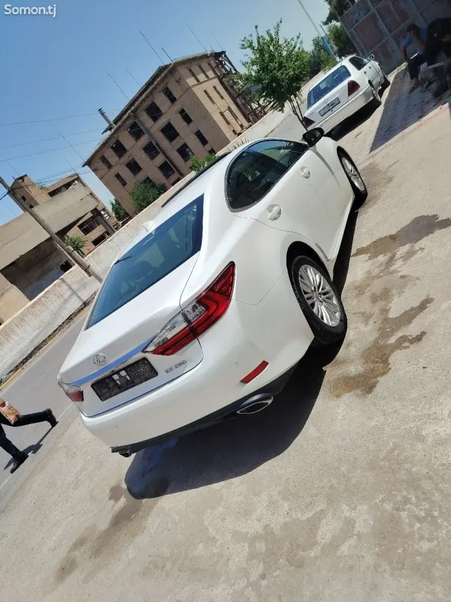 Lexus ES series 2016 · 2.5 AT