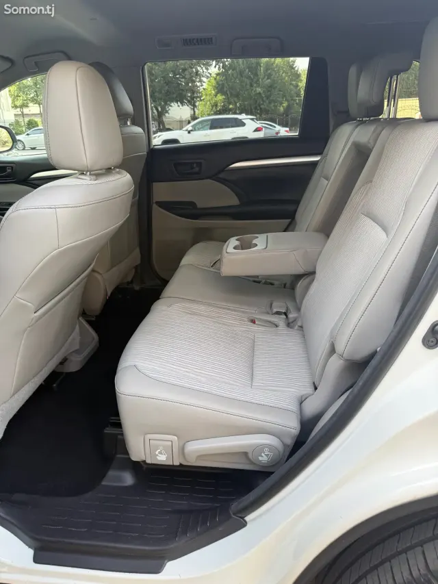 Toyota Highlander 2018 · 3.5 AT