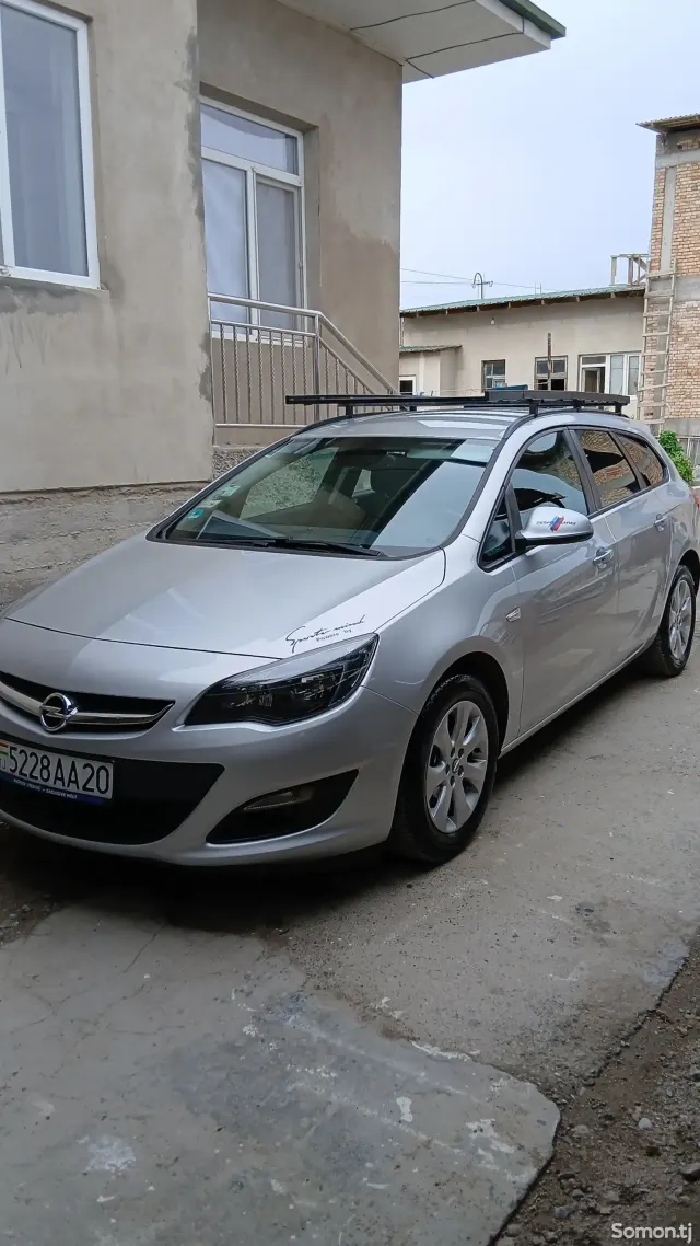 Opel Astra J 2014 · 1.4 MT