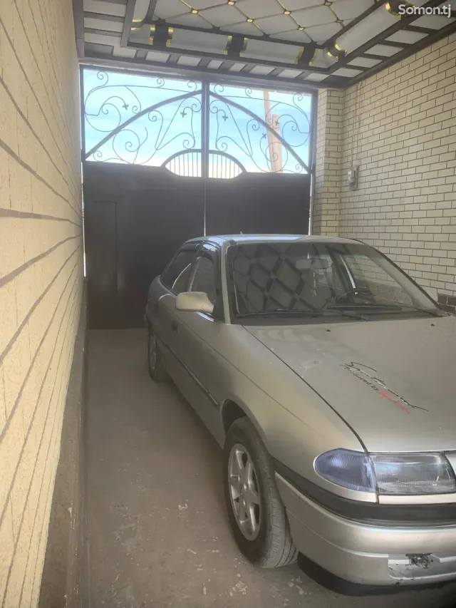 Opel Astra F 1992 · 1.6 MT