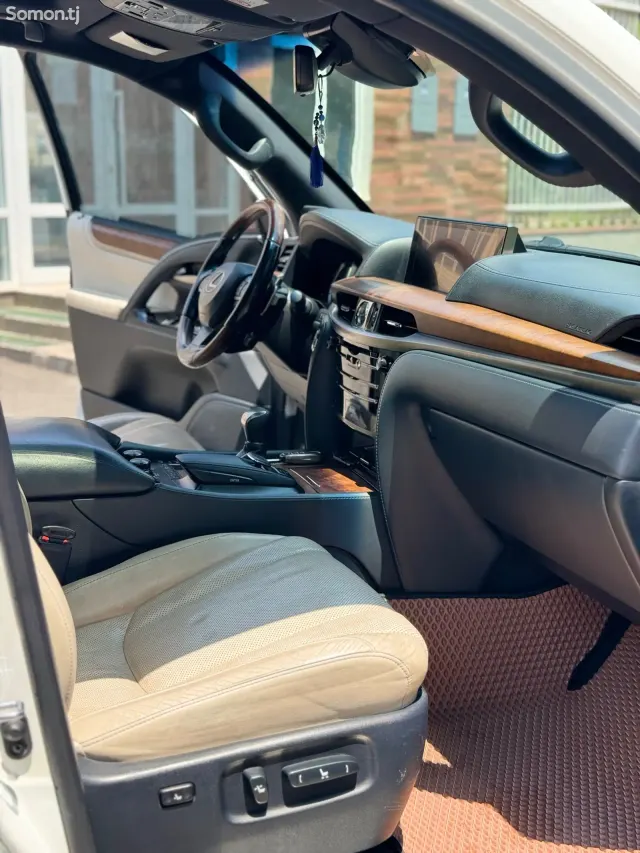 Lexus LX series 2018 · 5.7 AT