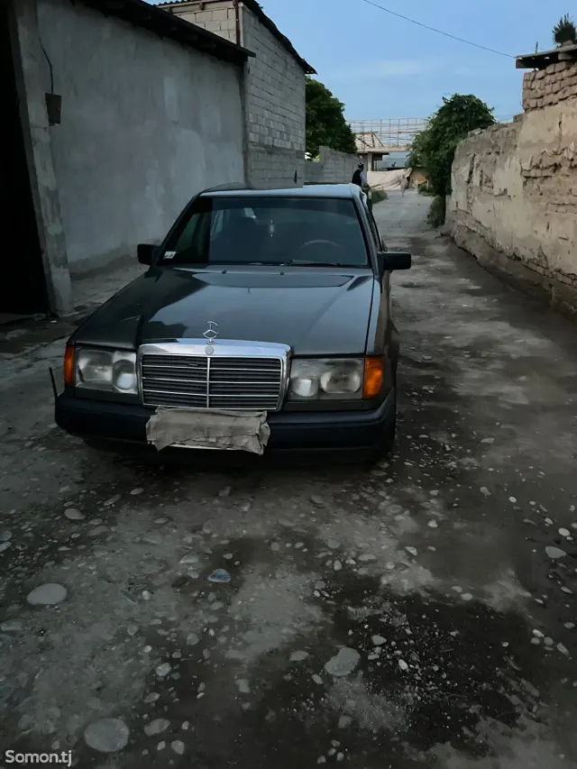 Mercedes-Benz W124 1988 · 2.5 MT
