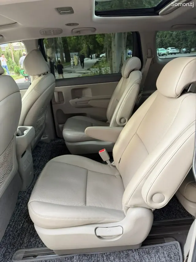 Kia Carnival 2014 · 2.2 AT
