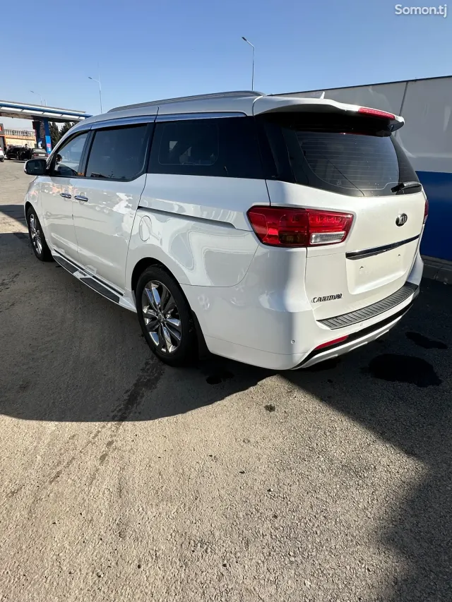 Kia Carnival 2017 · 2.2 AT
