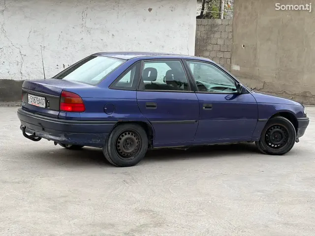 Opel Astra F 1995 · 1.6 MT