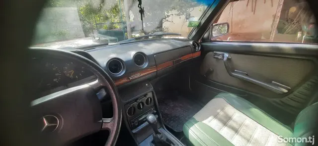 Mercedes-Benz W124 1983 · 2.4 MT