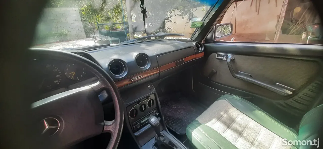 Mercedes-Benz W124 1983 · 2.4 MT
