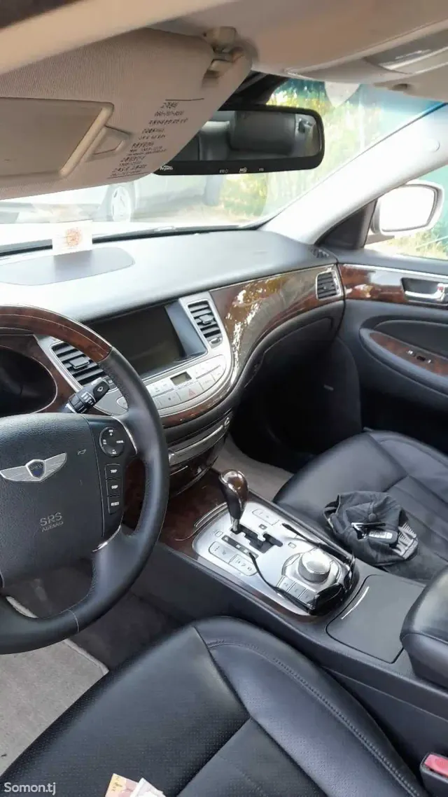 Hyundai Genesis 2010 · 3.3 AT