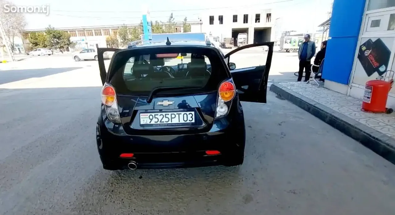 Chevrolet Spark 2011 · 1.0 AT