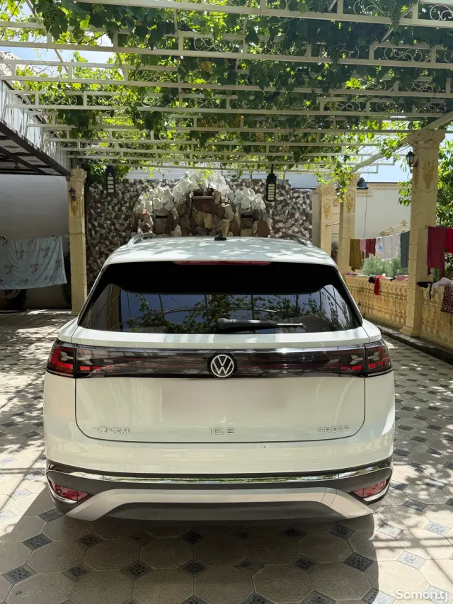 Volkswagen ID.6 2022 · AT