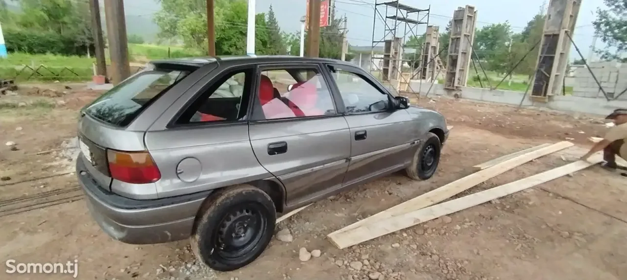 Opel Astra F 1992 · 1.6 MT