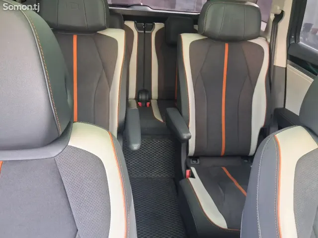 Volkswagen ID.6 2022 · AT