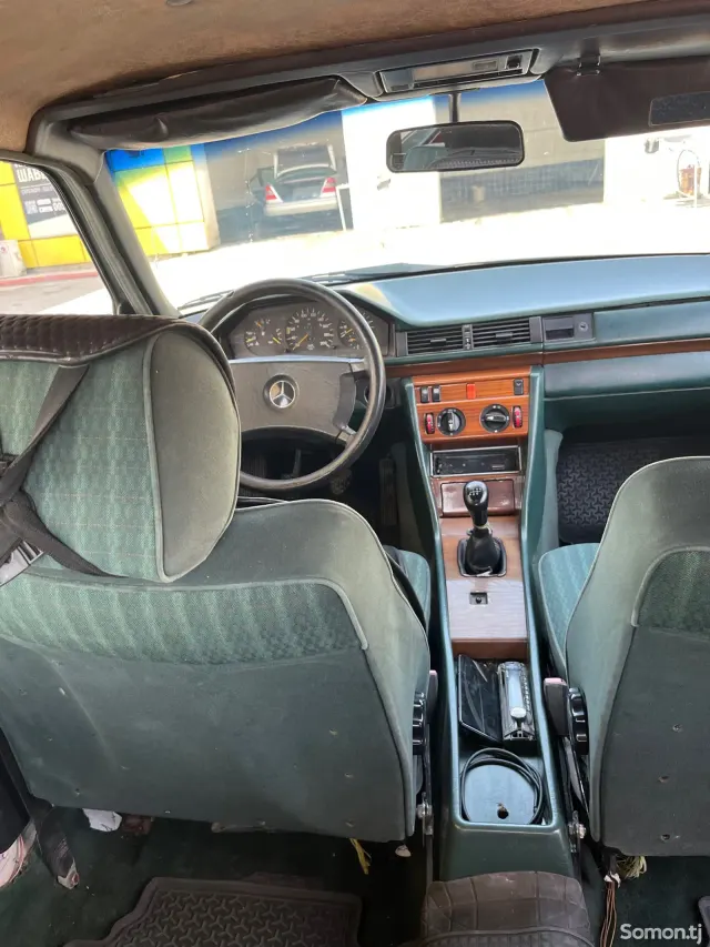 Mercedes-Benz W124 1990 · 2.5 MT