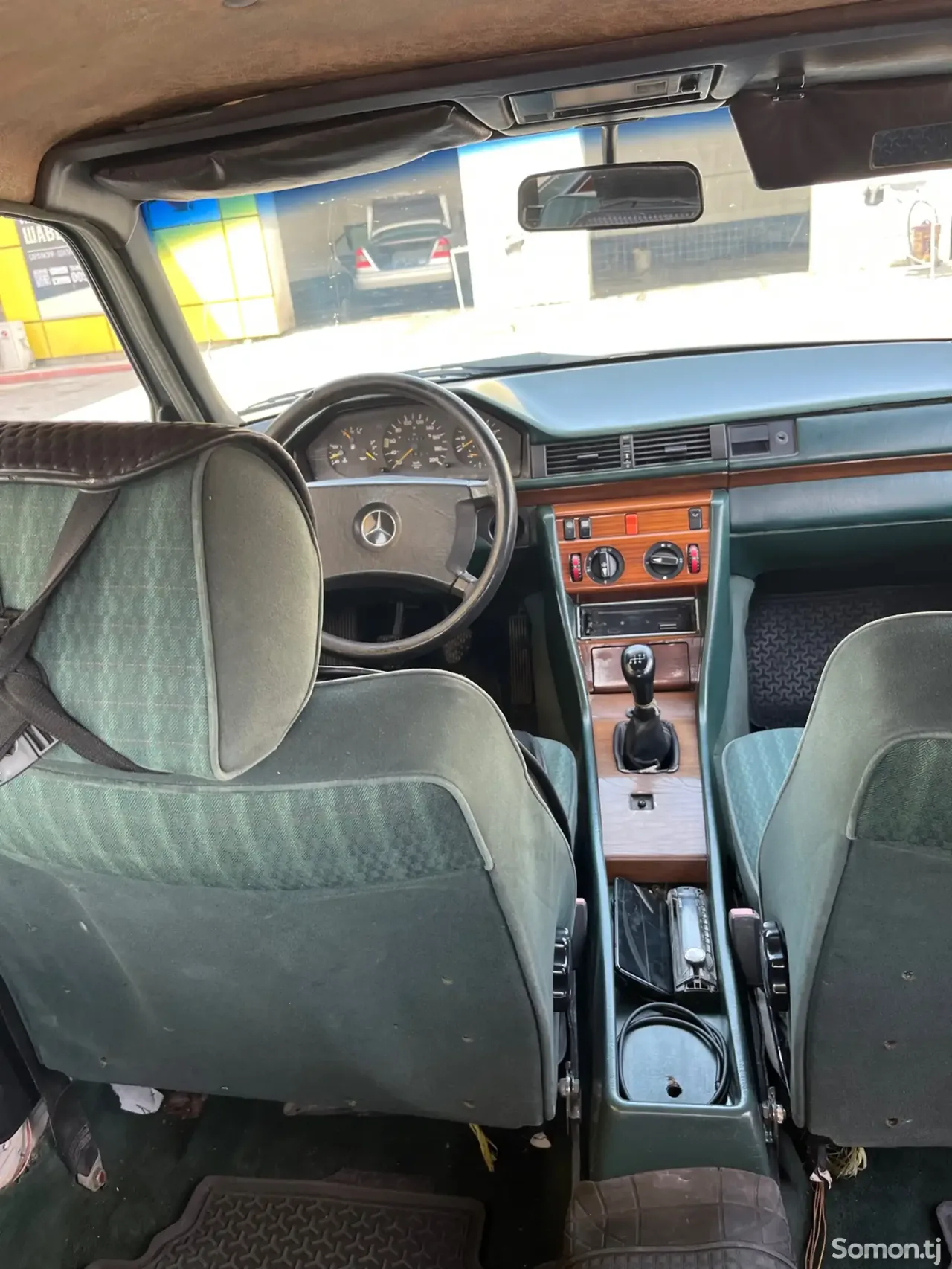 Mercedes-Benz W124 1990 · 2.5 MT