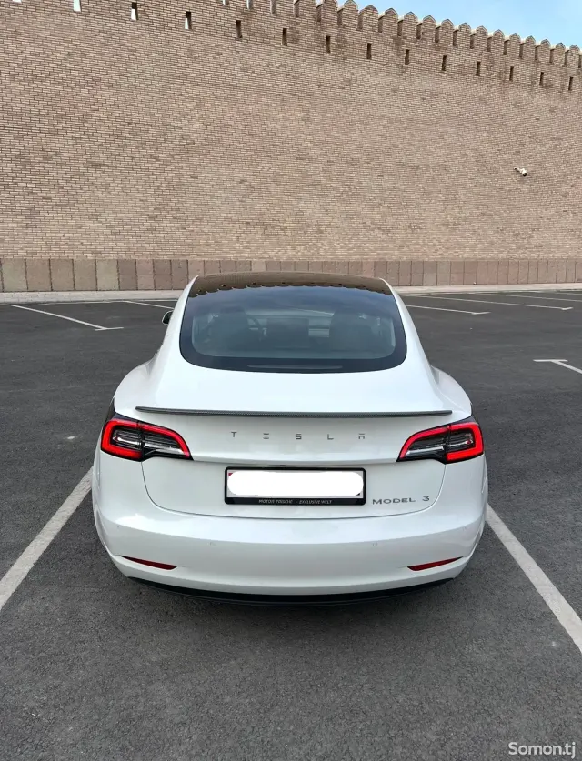 Tesla Model 3 2021 · AT