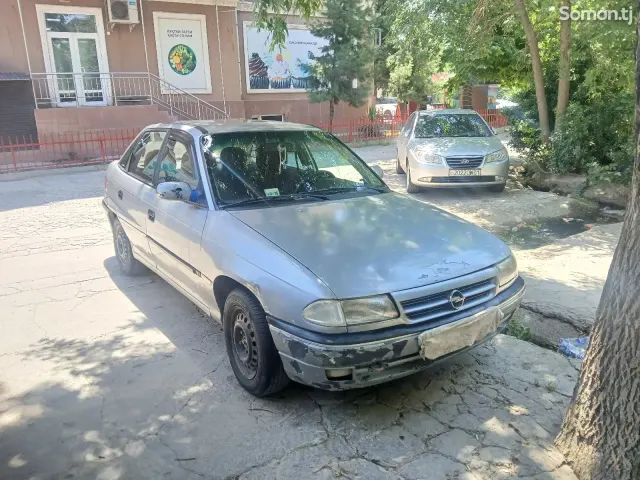 Opel Astra F 1993 · 1.6 MT