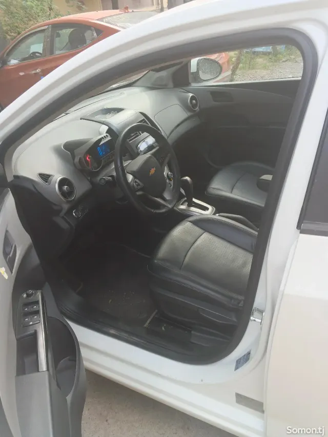 Chevrolet Aveo 2014 · 1.4 AT