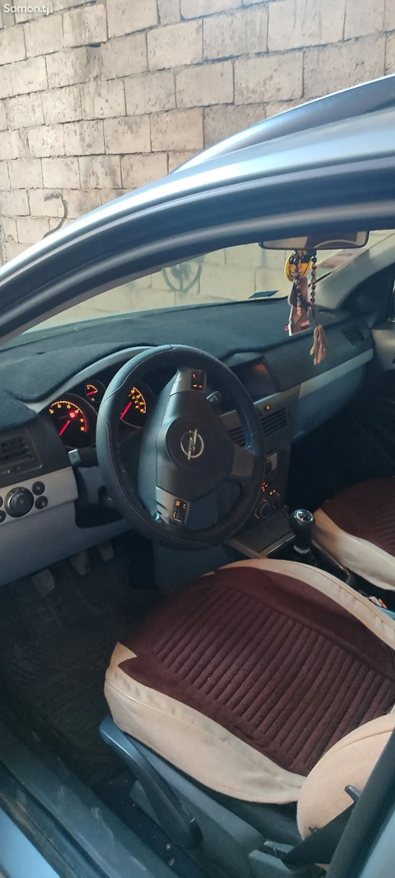 Opel Astra L 2006 · 1.6 MT
