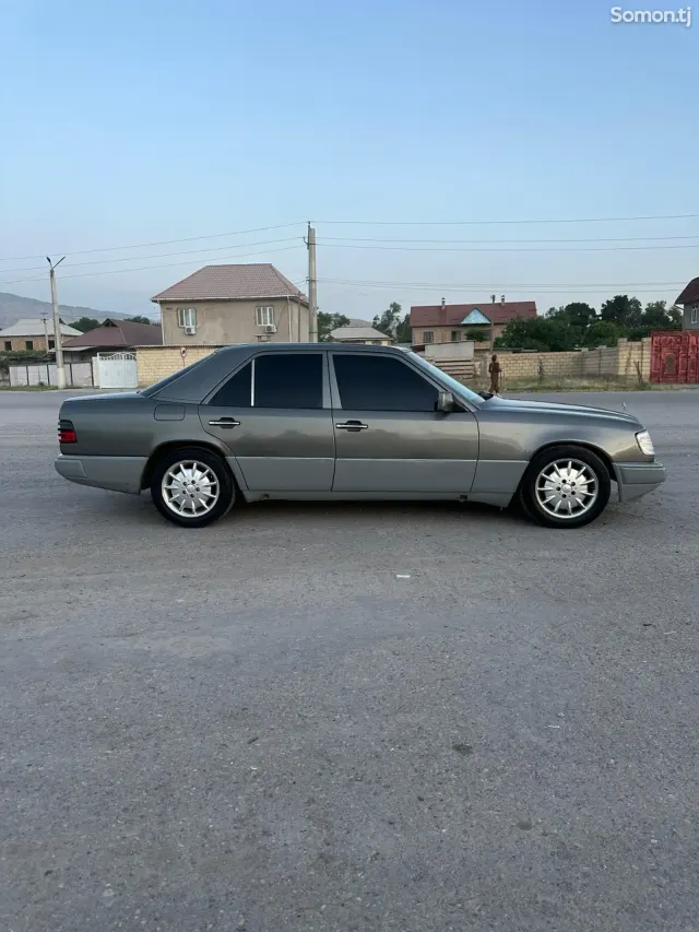 Mercedes-Benz W124 1995 · 2.0 MT