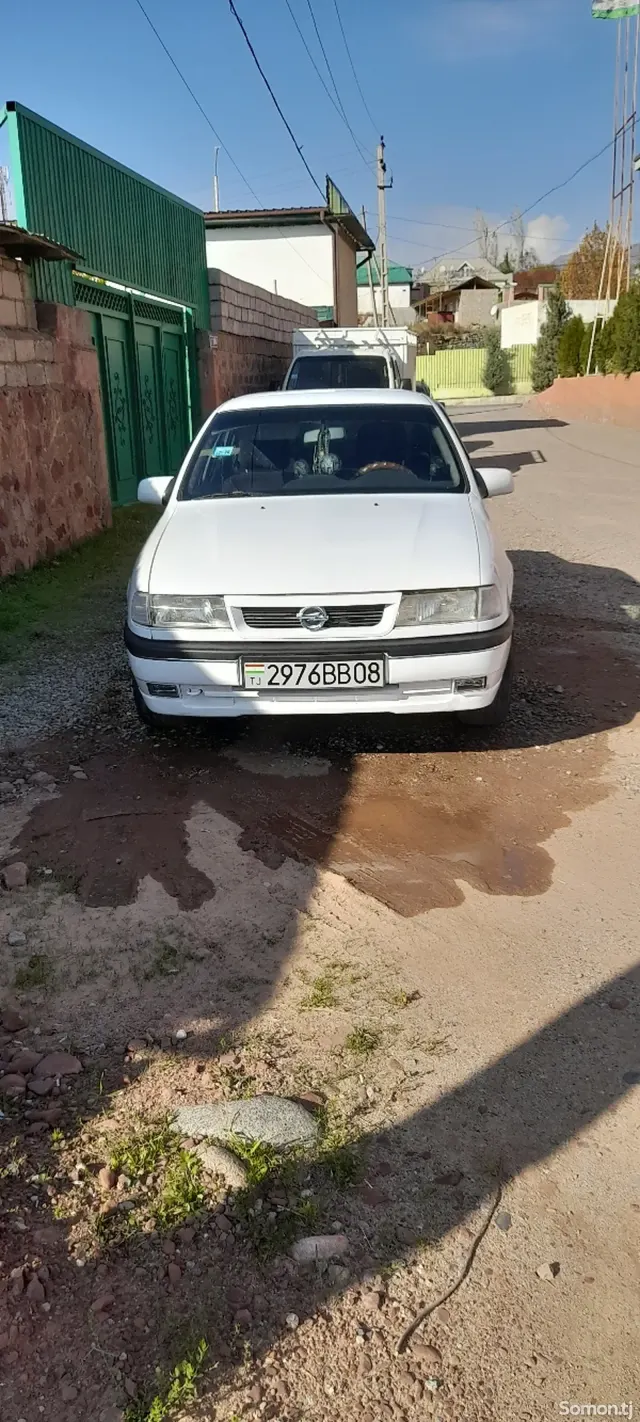 Opel Vectra A 1990 · 1.6 MT