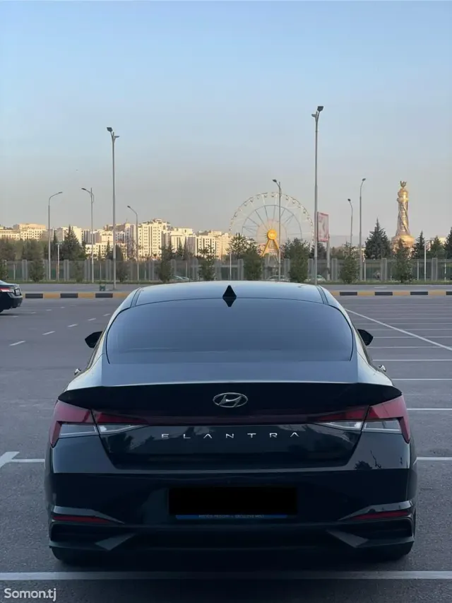 Hyundai Elantra 2022 · 2.0 AT