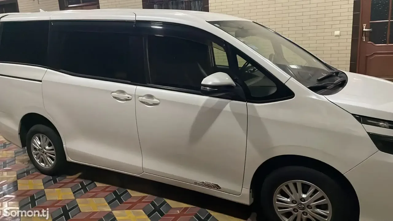 Toyota Voxy 2014 · 2.0 AT