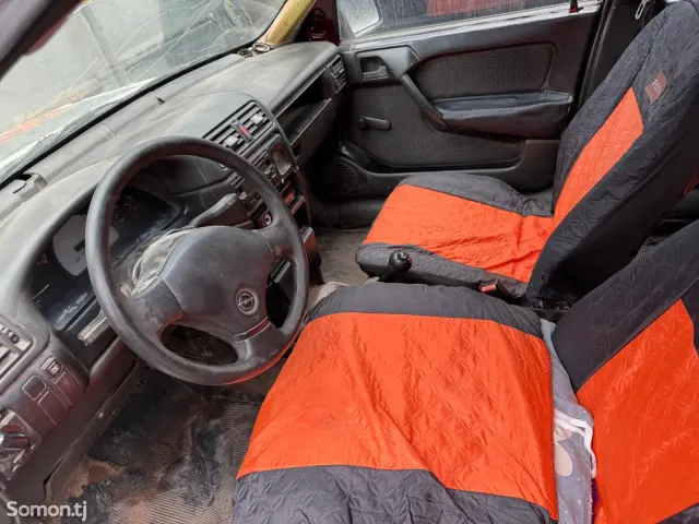 Opel Vectra B 1990 · 1.8 MT