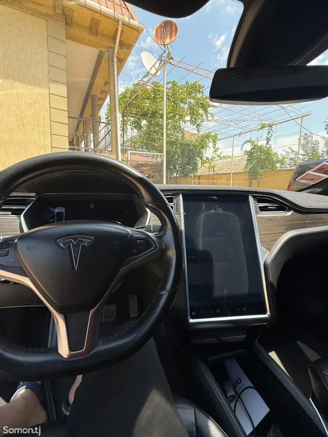 Tesla Model S 2015 · AT