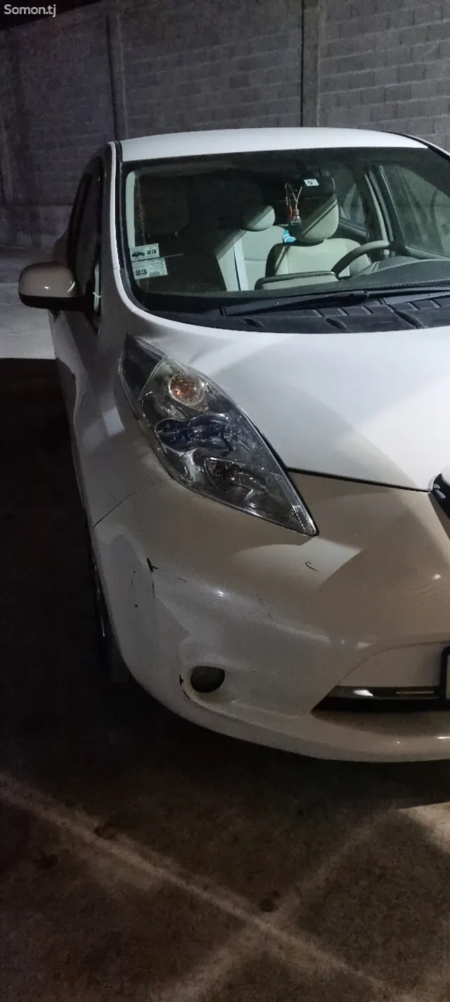 Nissan Leaf 2013 · AT