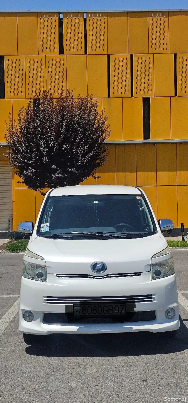 Toyota Voxy 2009 · 2.0 AT