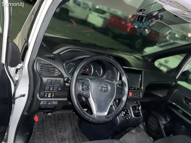 Toyota Voxy 2014 · AT