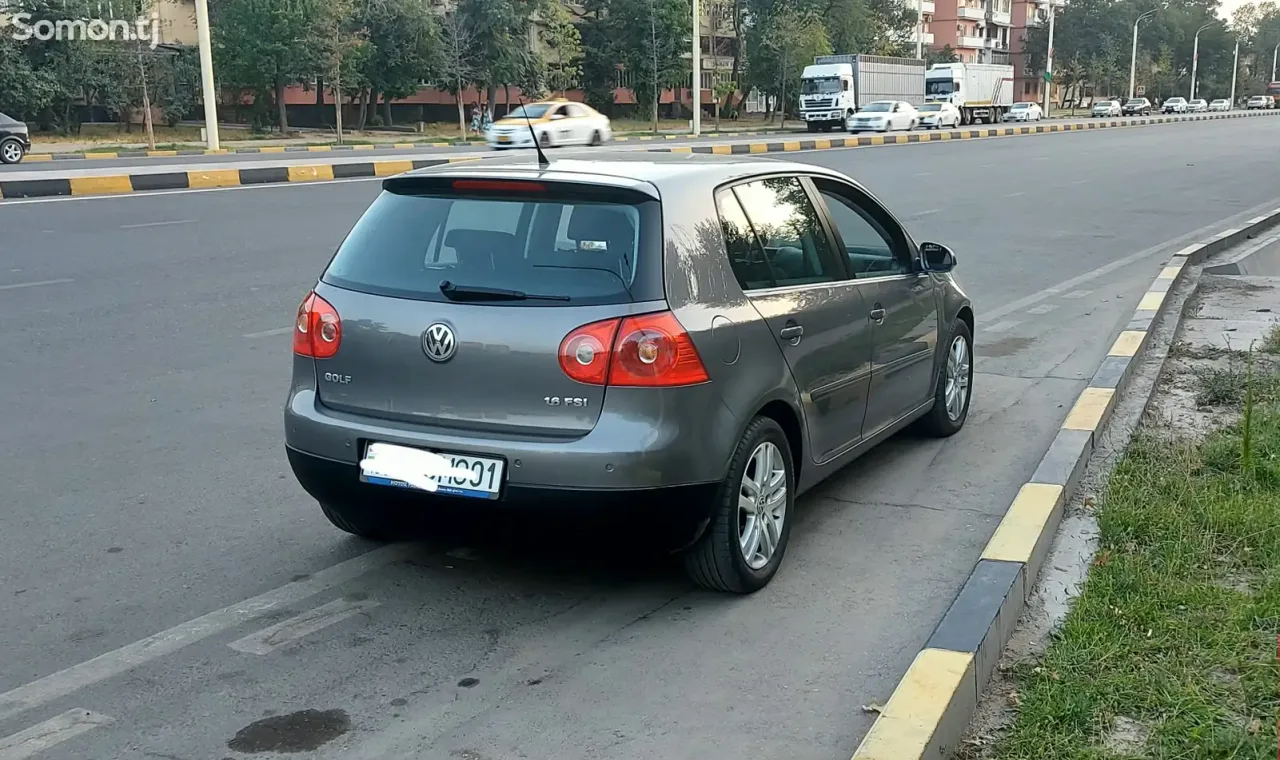 Volkswagen Golf 2006 · 1.6 MT