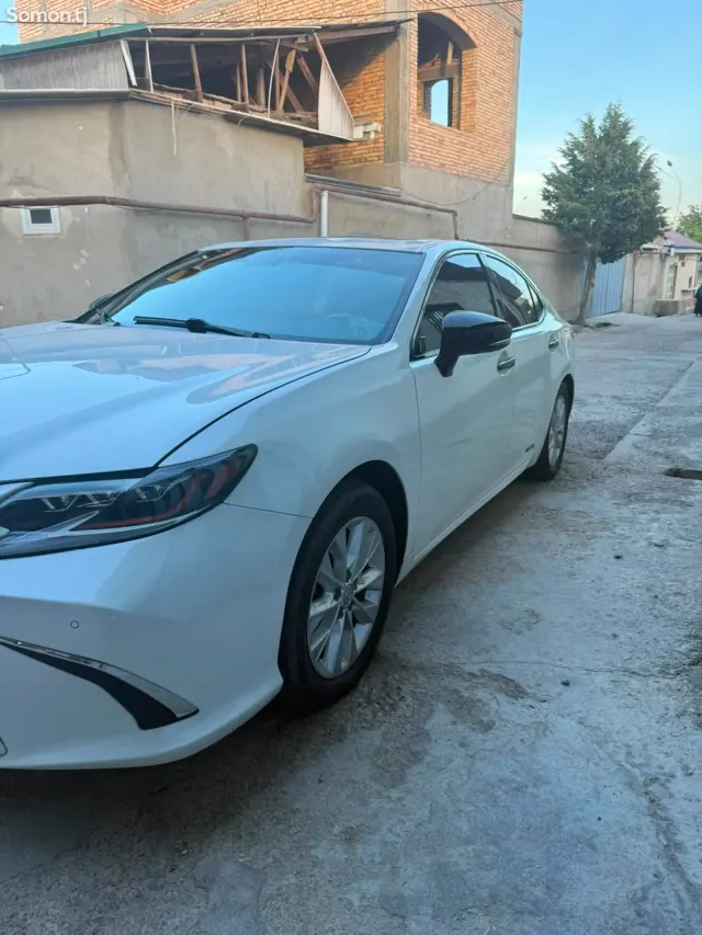 Lexus ES series 2014 · 2.5 AT