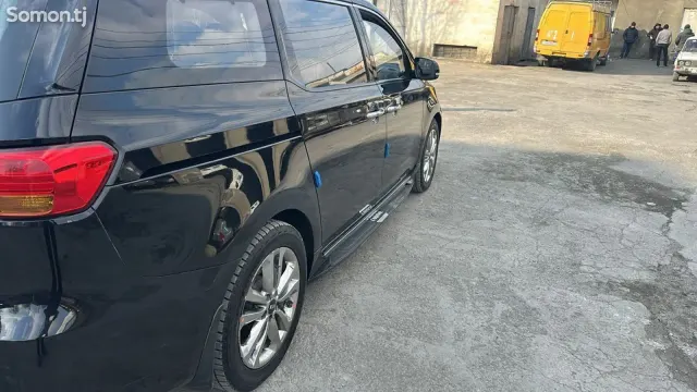 Kia Carnival 2015 · 2.2 AT