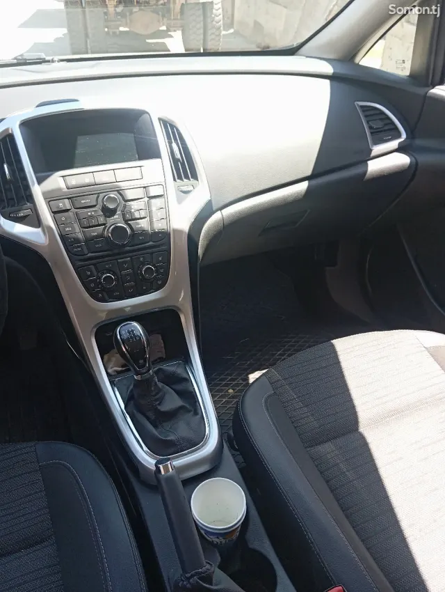 Opel Astra J 2015 · 1.4 MT