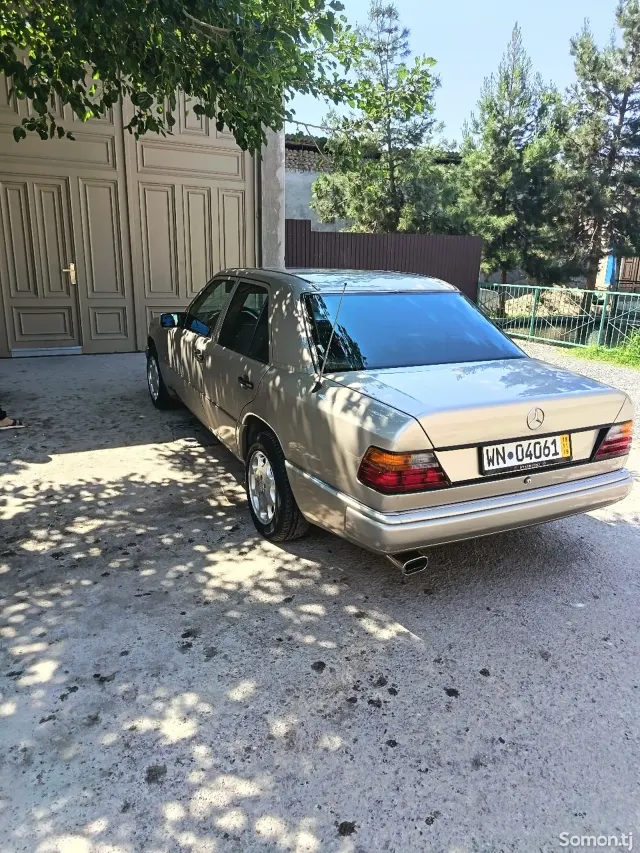 Mercedes-Benz W124 1987 · 2.5 MT