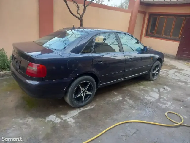 Audi A4 1998 · 1.8 MT