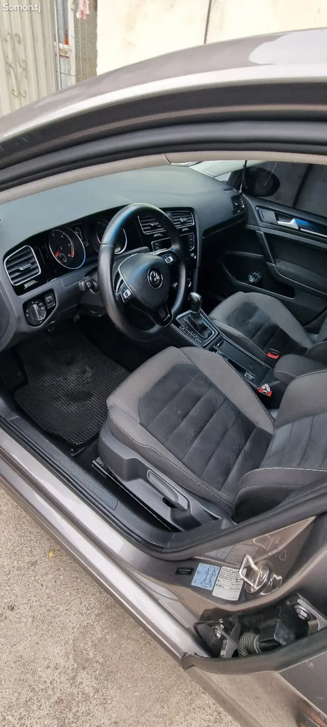 Volkswagen Golf 2015 · 1.6 AT