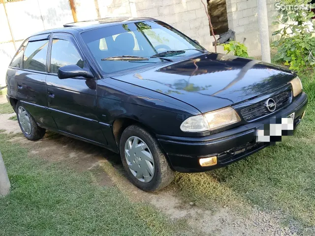 Opel Astra F 1995 · 1.6 MT