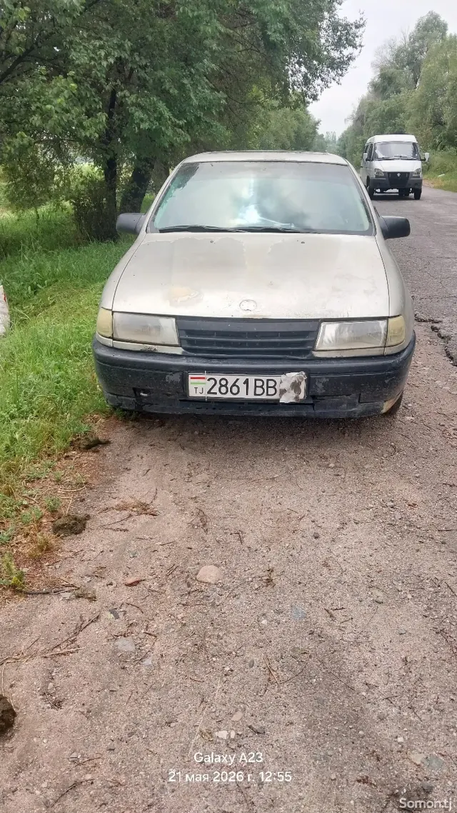 Opel Vectra A 1991 · 1.8 MT
