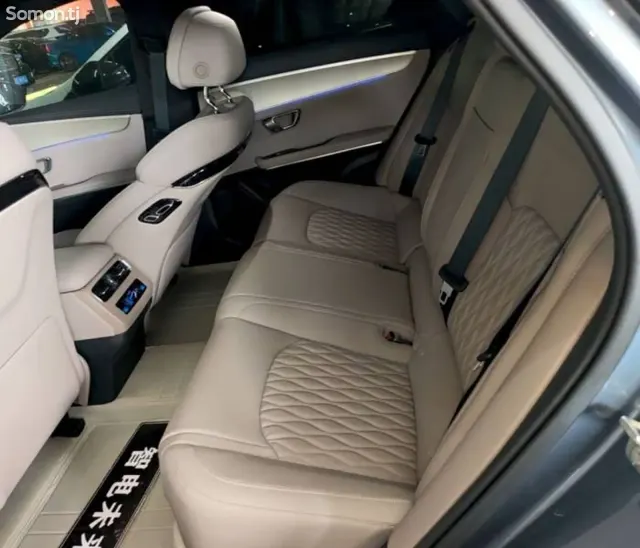BYD Han 2025 · AT