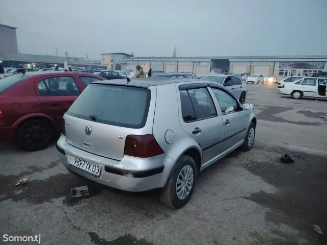 Volkswagen Golf 1999 · 1.6 MT