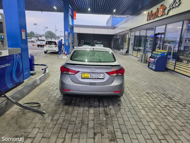 Hyundai Elantra 2015 · 1.8 AT