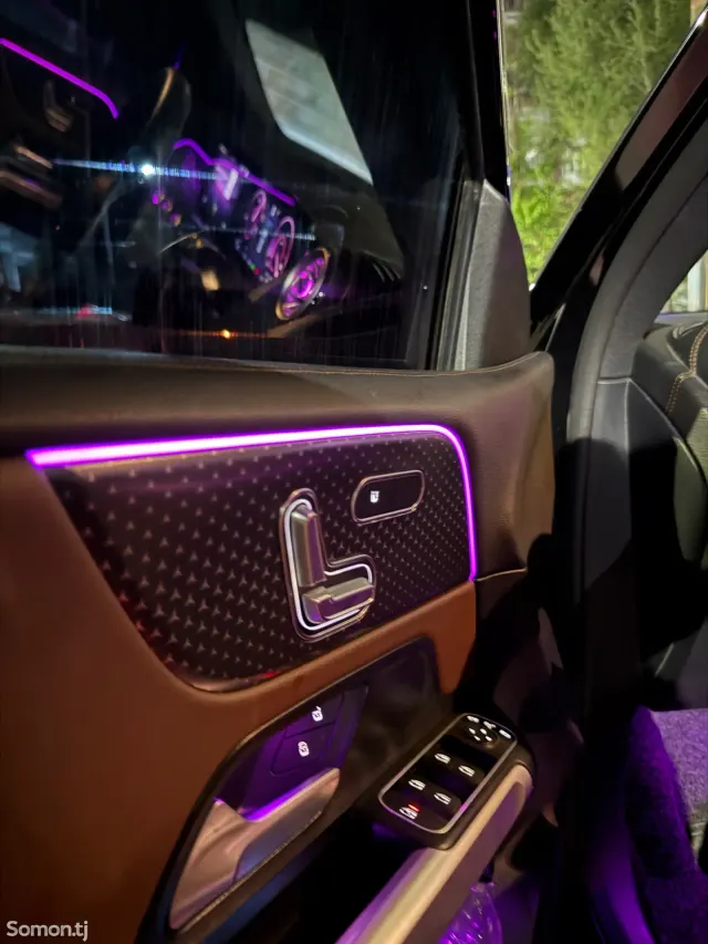 Mercedes-Benz EQB 2025 · AT