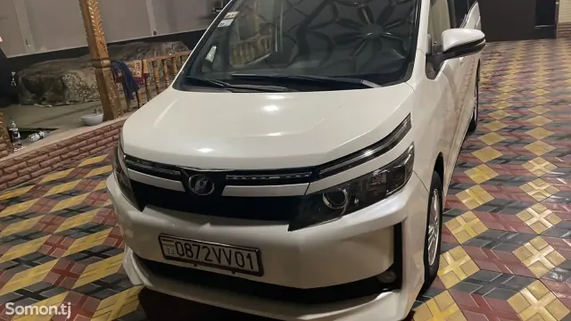 Toyota Voxy 2014 · 2.0 AT